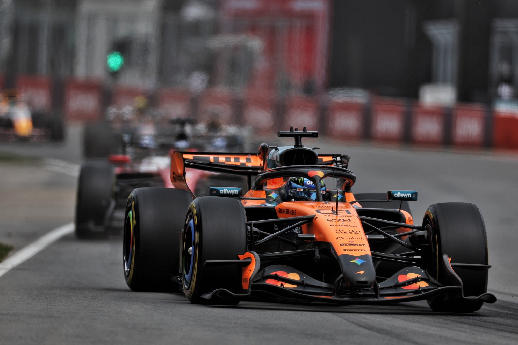 Russell faz pole no Canadá e lidera dobradinha da Mercedes