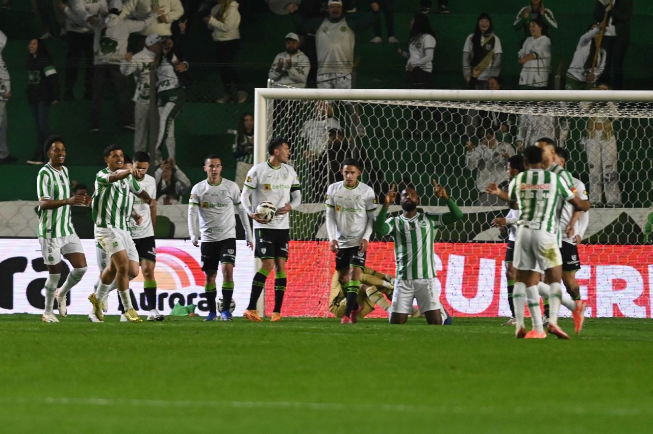 América perde do Juventude, segue na lanterna e afunda na Série B