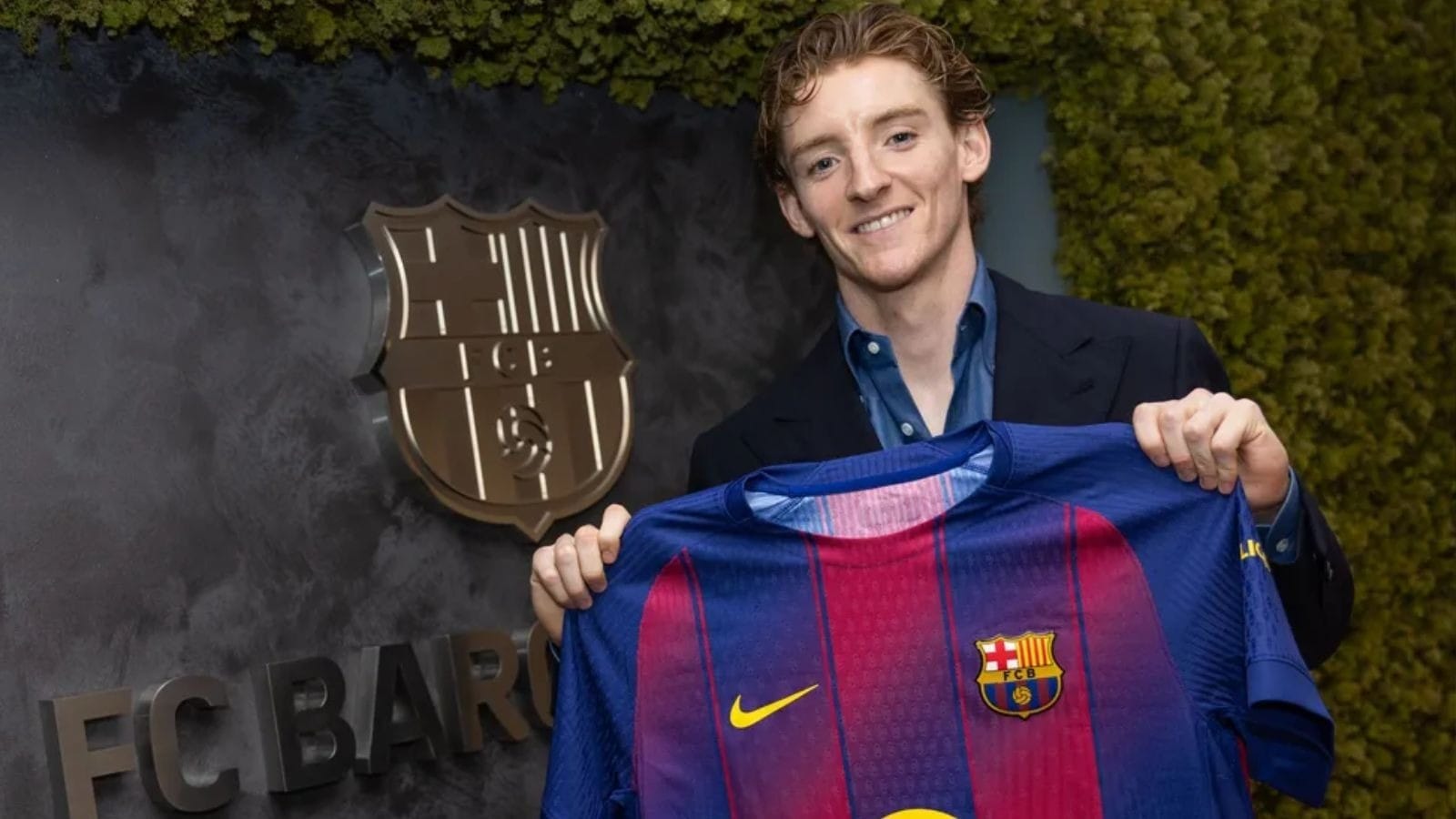 Barcelona anuncia Anthony Gordon por 70 milhões de euros até 2031