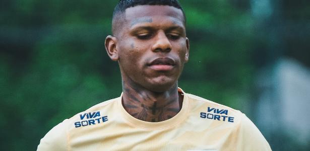Arboleda volta a São Paulo e discute rescisão de contrato no CT
