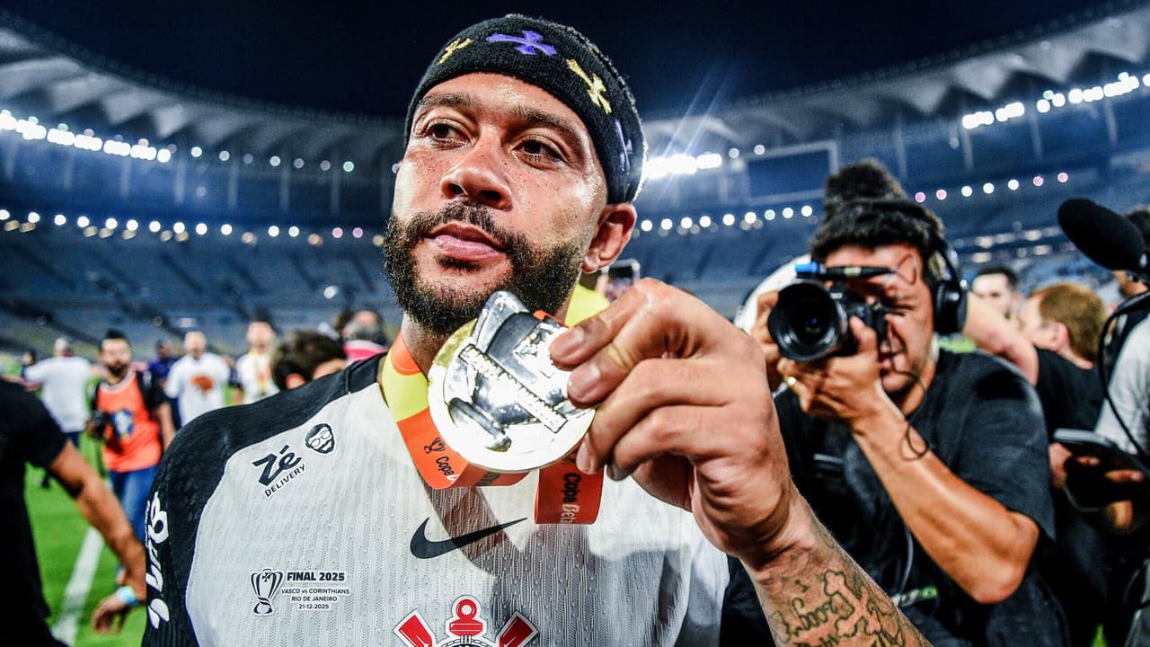 Corinthians negocia renovação de Memphis Depay com investidores