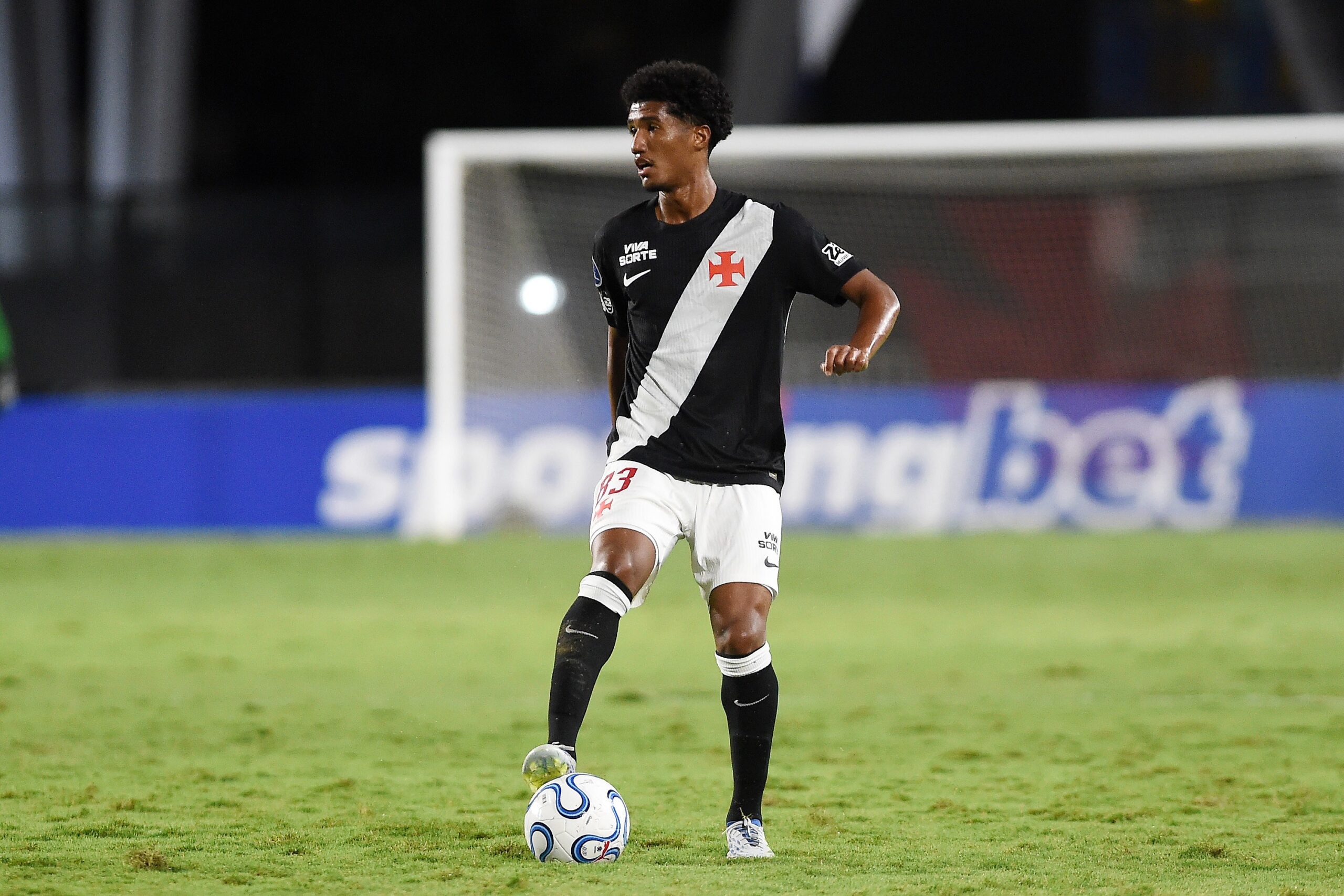 Ramon Rique joga duas vezes em 24h e se afirma como trunfo do Vasco