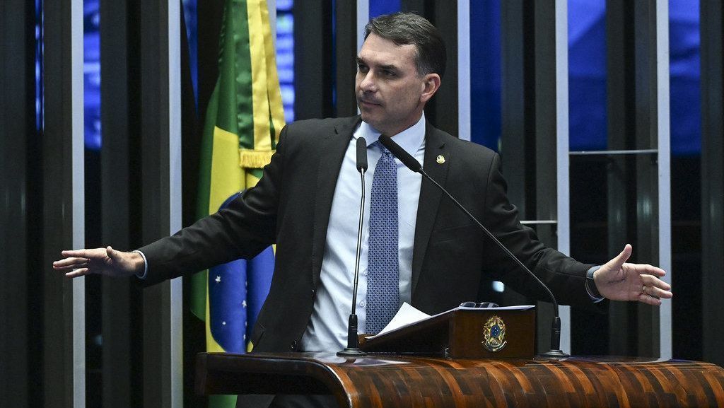 Flávio Bolsonaro vai aos EUA, encontra Trump e busca fôlego na direita