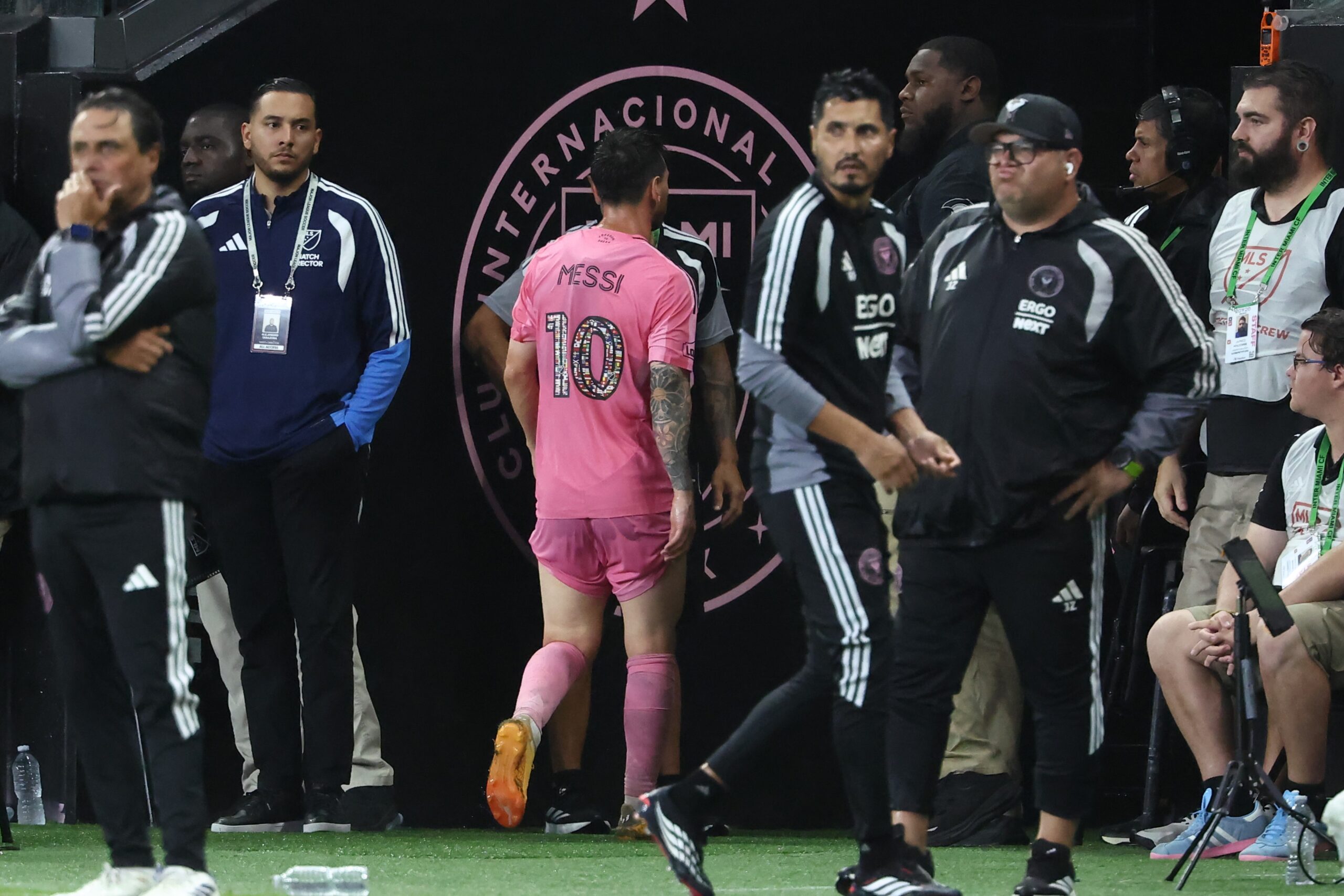Messi deixa jogo do Inter Miami com dores, mas técnico descarta lesão grave