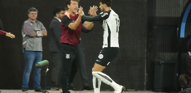 Corinthians domina Peñarol, vence por 2 a 0 e se aproxima das oitavas