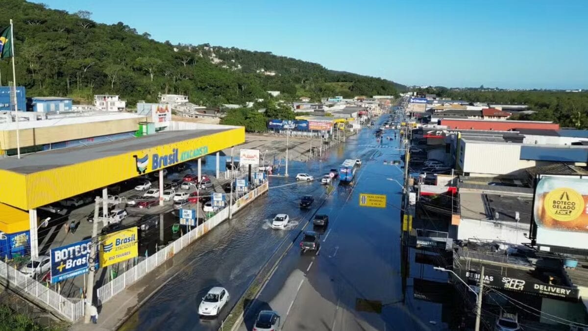 Maré alta alaga vias do Sul da Ilha e trava trânsito em Florianópolis