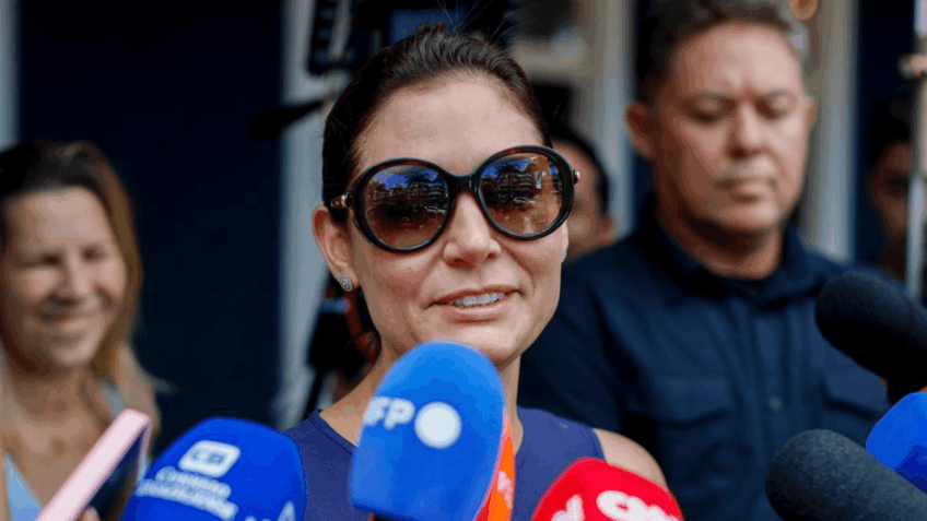 Michelle diz que Bolsonaro evolui bem, mas ainda não se alimenta sozinho