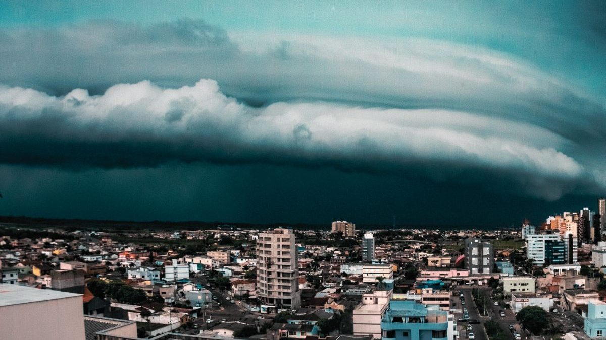 Nova frente fria traz tempestades, ventos de 100 km/h e granizo