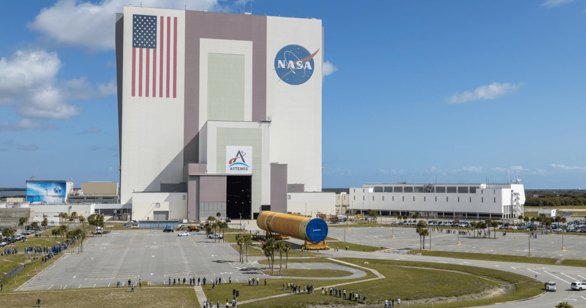 Nasa avança Artemis III ao mover foguete SLS e analisar Orion