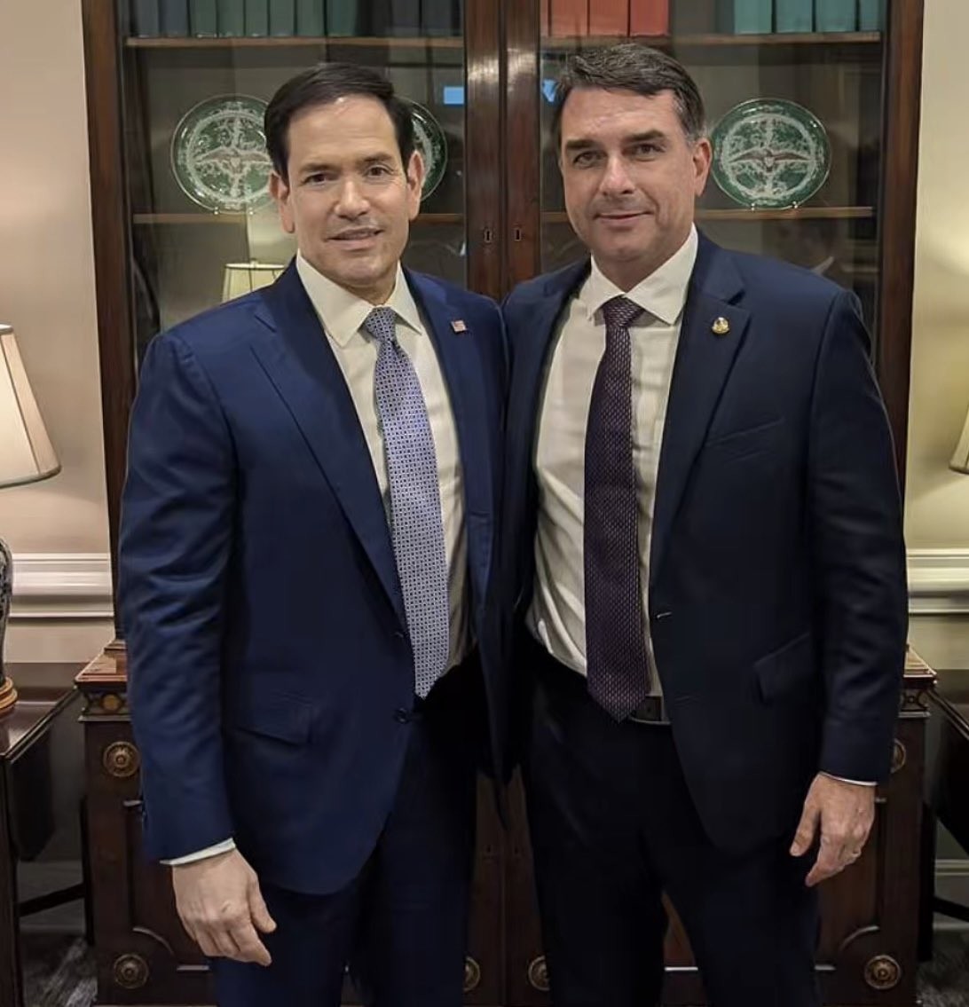Flávio Bolsonaro leva pauta antiterror a encontro com Marco Rubio nos EUA