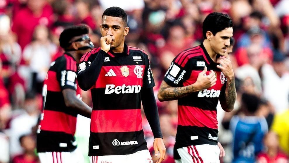 Com show de Samuel Lino, Flamengo bate Coritiba e encosta no líder