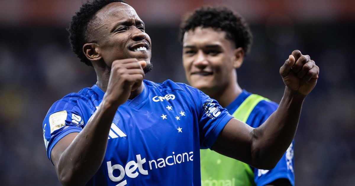 Cruzeiro vence a Chape no Mineirão e respira no Brasileirão