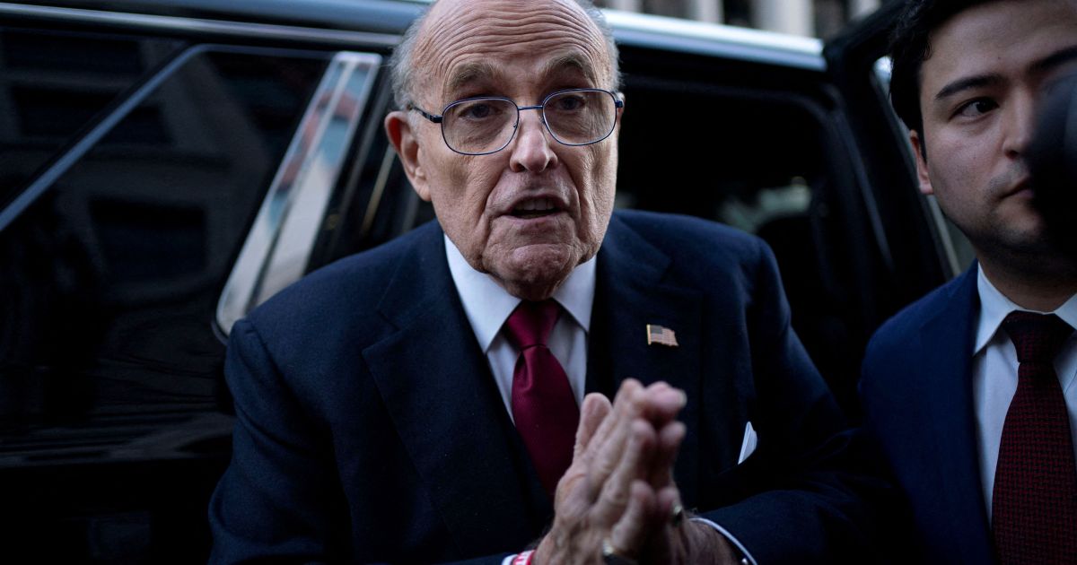 Rudy Giuliani é internado em estado crítico nos EUA