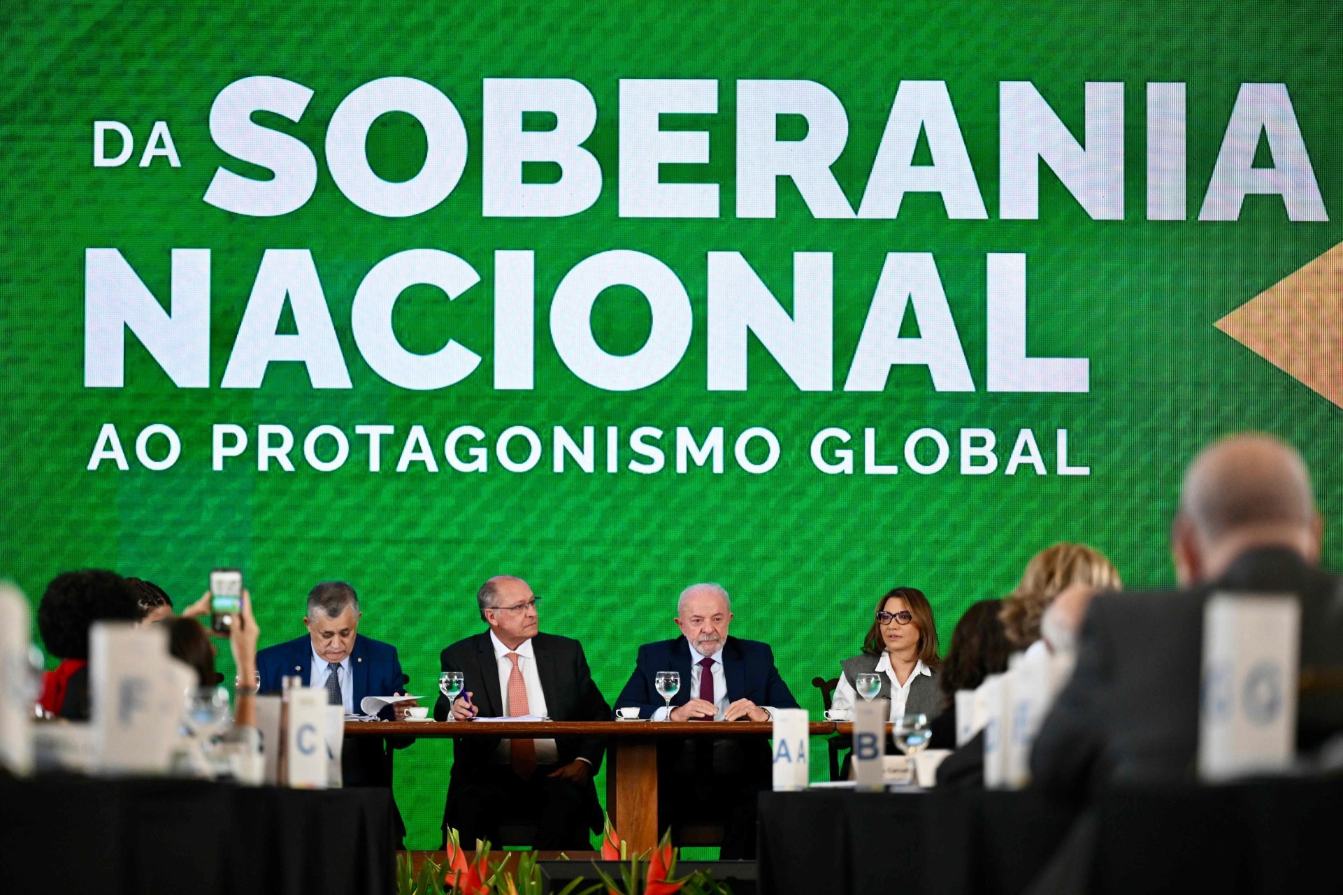 Lula rejeita “tarifaço” de Trump e promete reação do Brasil