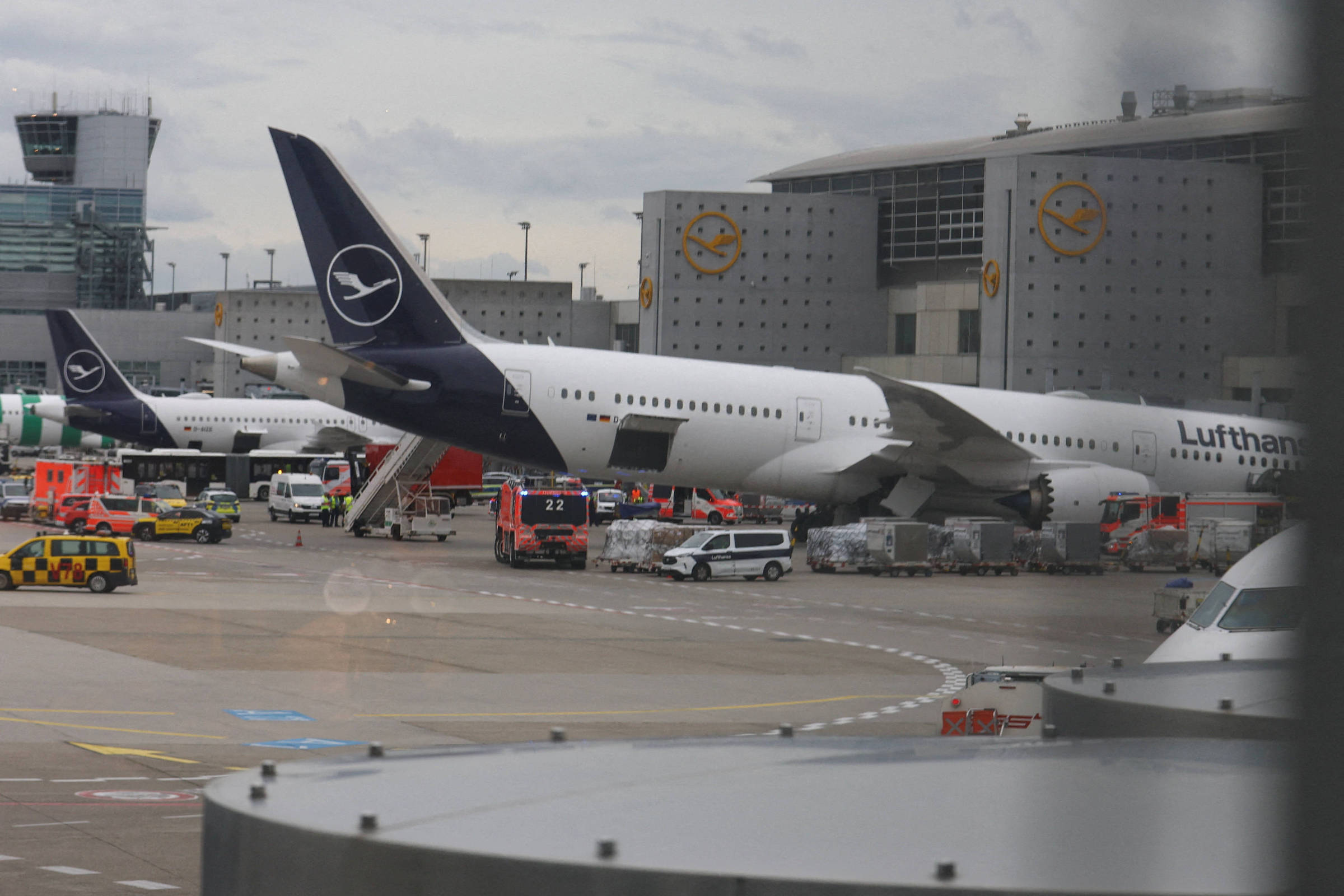 Trem de pouso falha e Boeing 787 da Lufthansa cai de nariz em Frankfurt