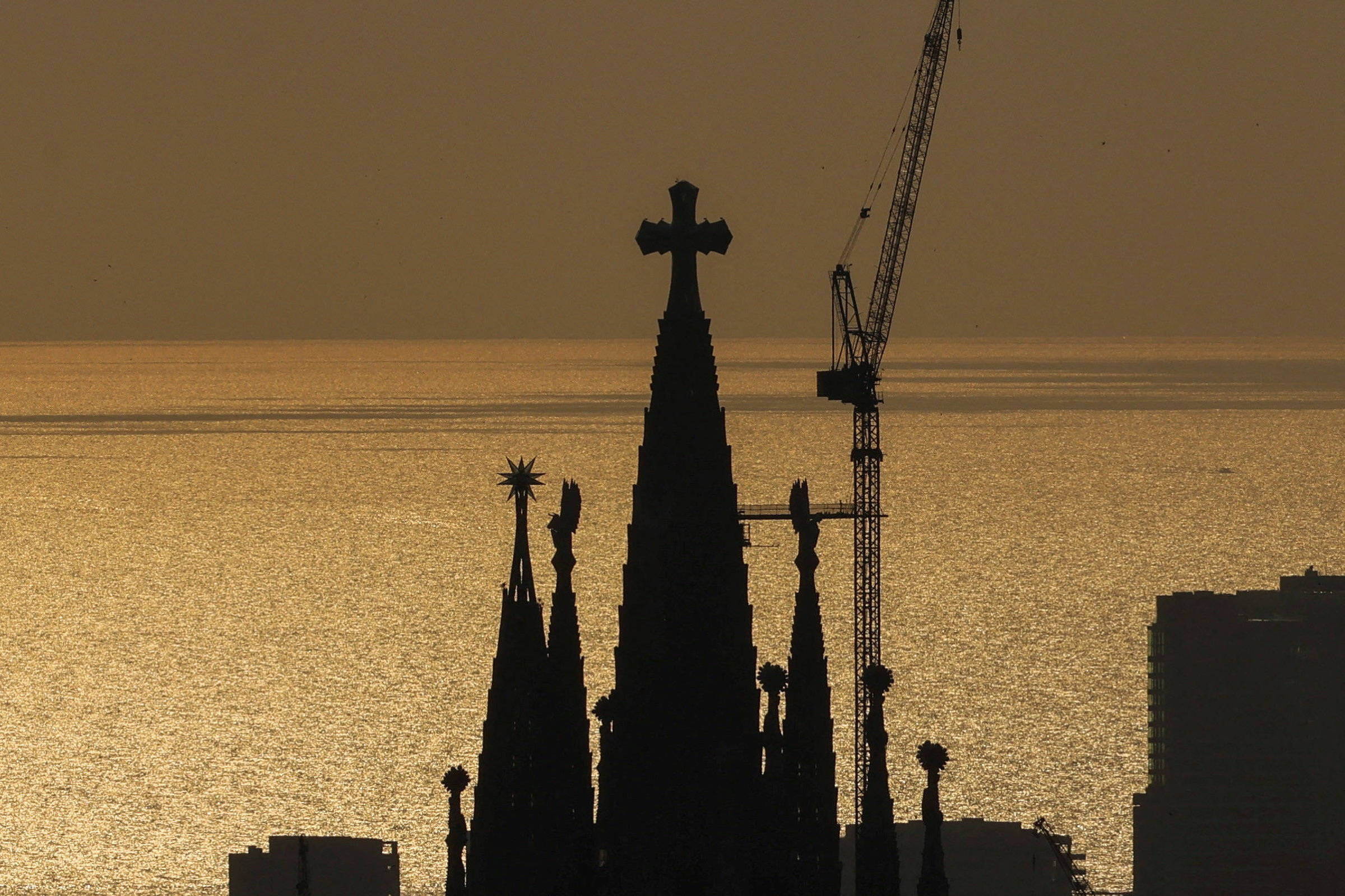 Sagrada Família conclui Torre de Jesus e se torna igreja mais alta do mundo