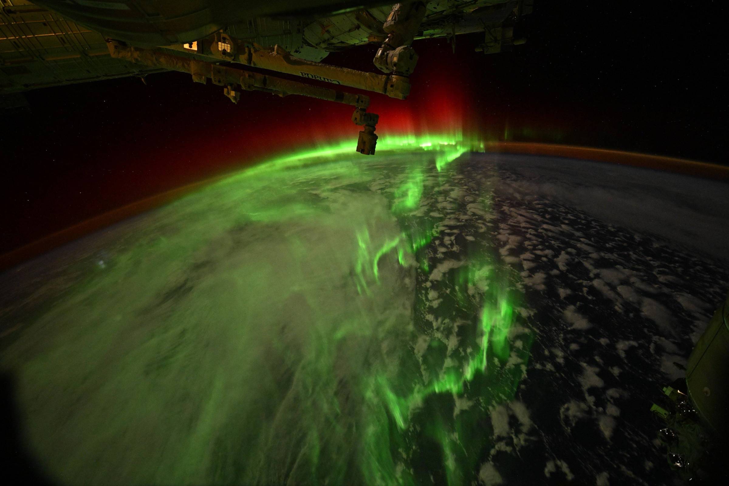 Após alerta de vazamento, astronauta registra aurora austral na ISS