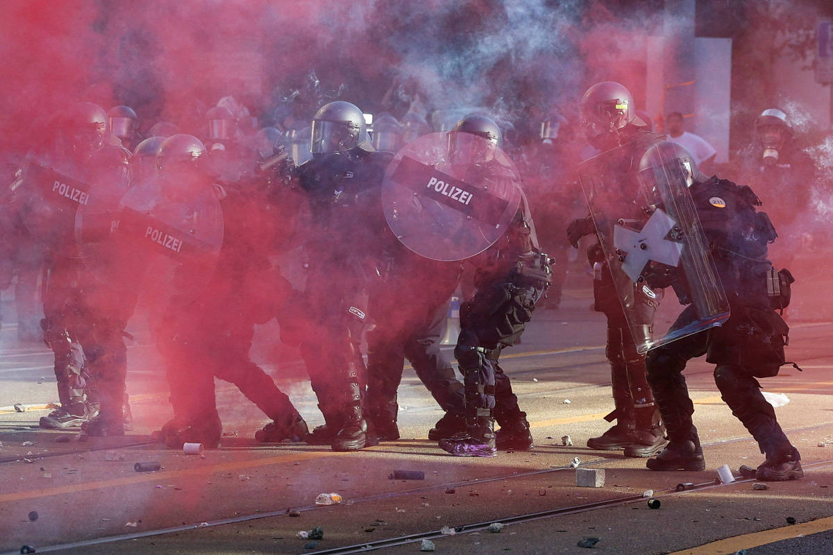 Manifestantes atacam Tesla e agência da ONU em protesto contra G7