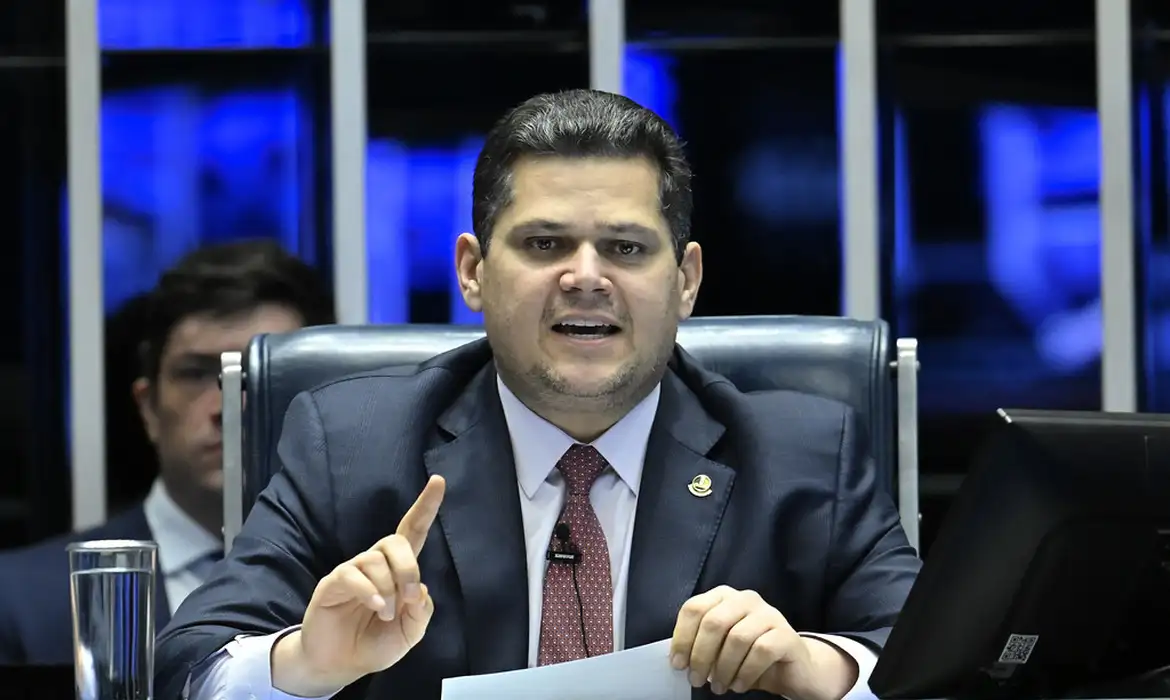 Alcolumbre nega receber US$ 30 mi de ex-banqueiro e promete ir à Justiça