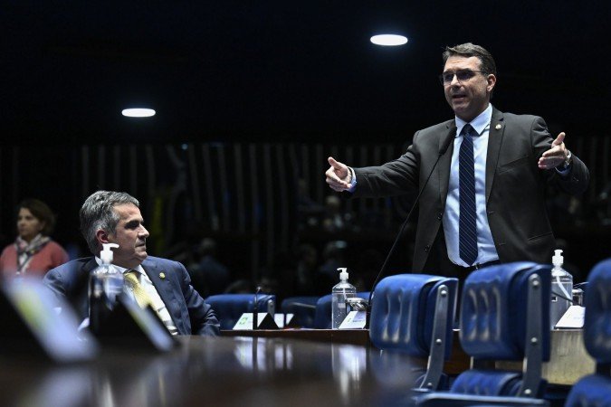 Delação de dono do Banco Master cita Flávio Bolsonaro e Ciro Nogueira