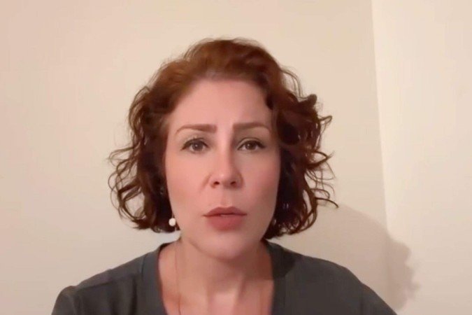 Justiça de SP manda prender jornalista que difamou Carla Zambelli
