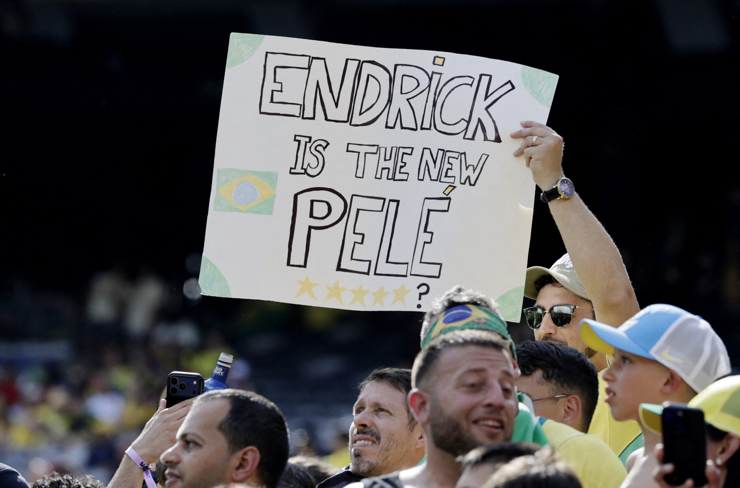 Torcida brasileira transforma MetLife em palco verde-amarelo na estreia