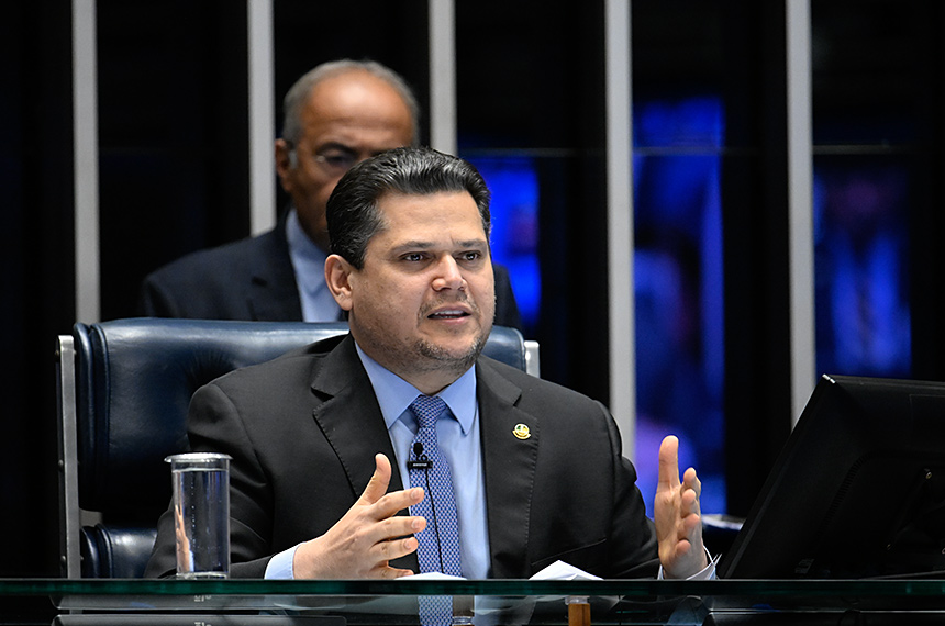 Alcolumbre segura PEC do fim da escala 6×1 e envia texto às comissões