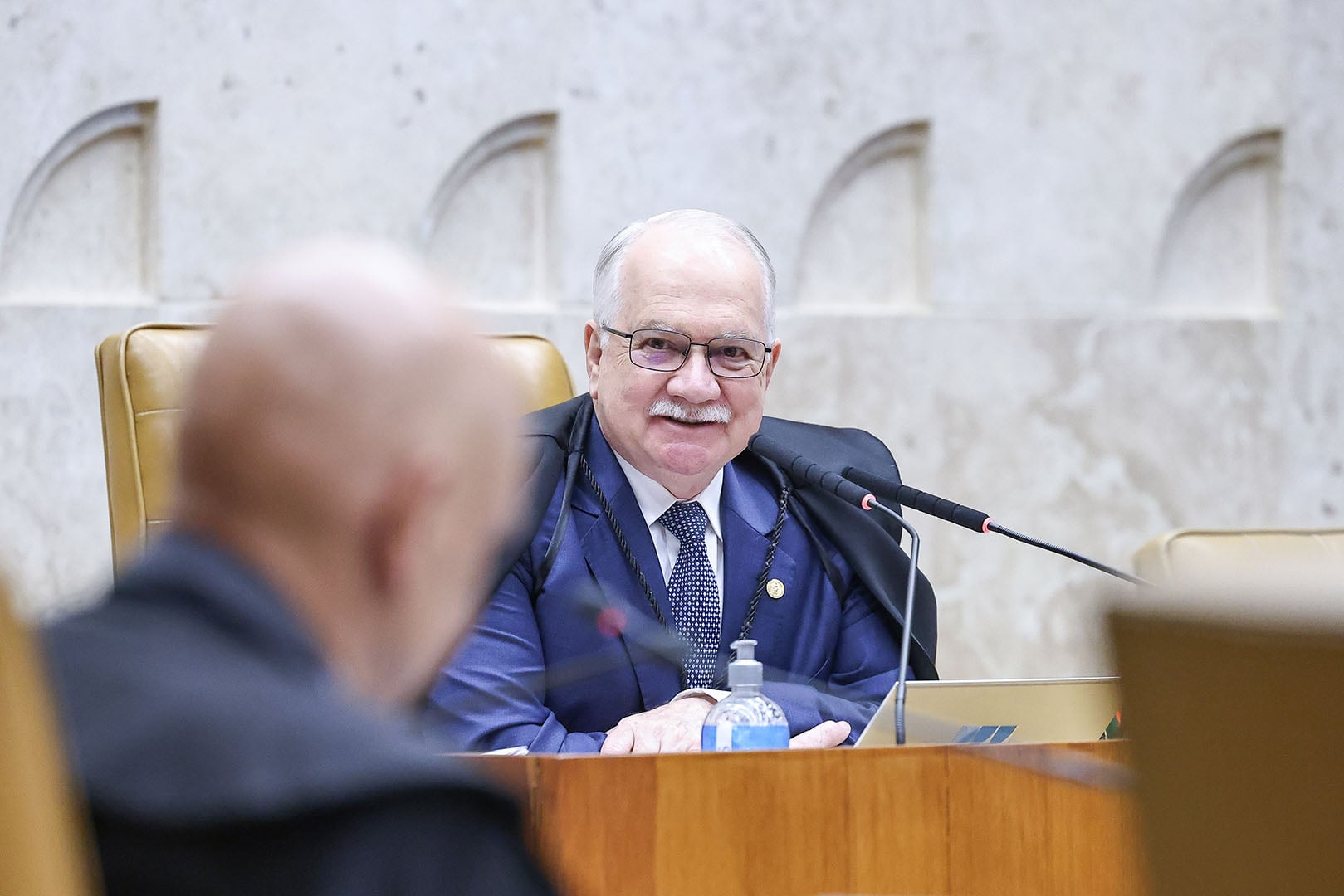 Fachin autoriza AGU a defender Brasil em ações contra Moraes nos EUA