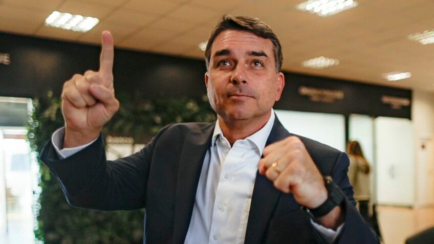 Flávio Bolsonaro articula união da direita para tentar vitória em 2026