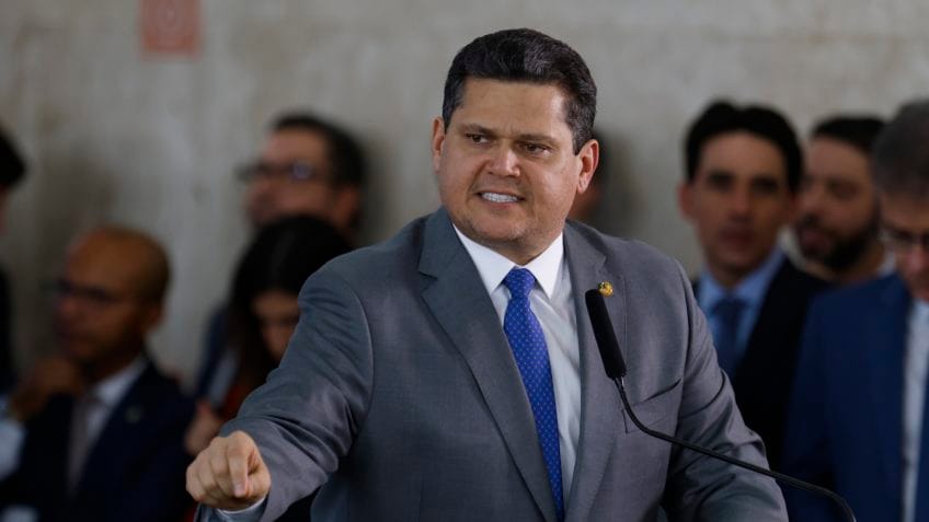 Alcolumbre prevê votação da PEC do fim da escala 6×1 só após recesso de 2026