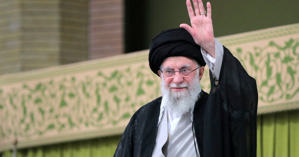 Funeral de Khamenei expõe transição de poder e teste para o Irã