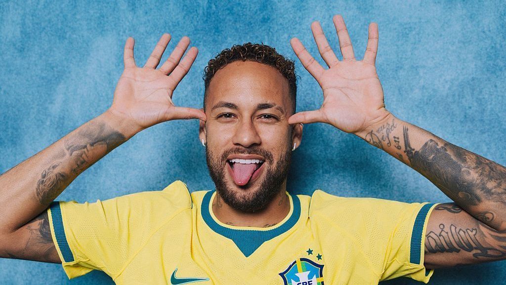 Lesionado, Neymar vai ao gramado apoiar seleção na estreia da Copa