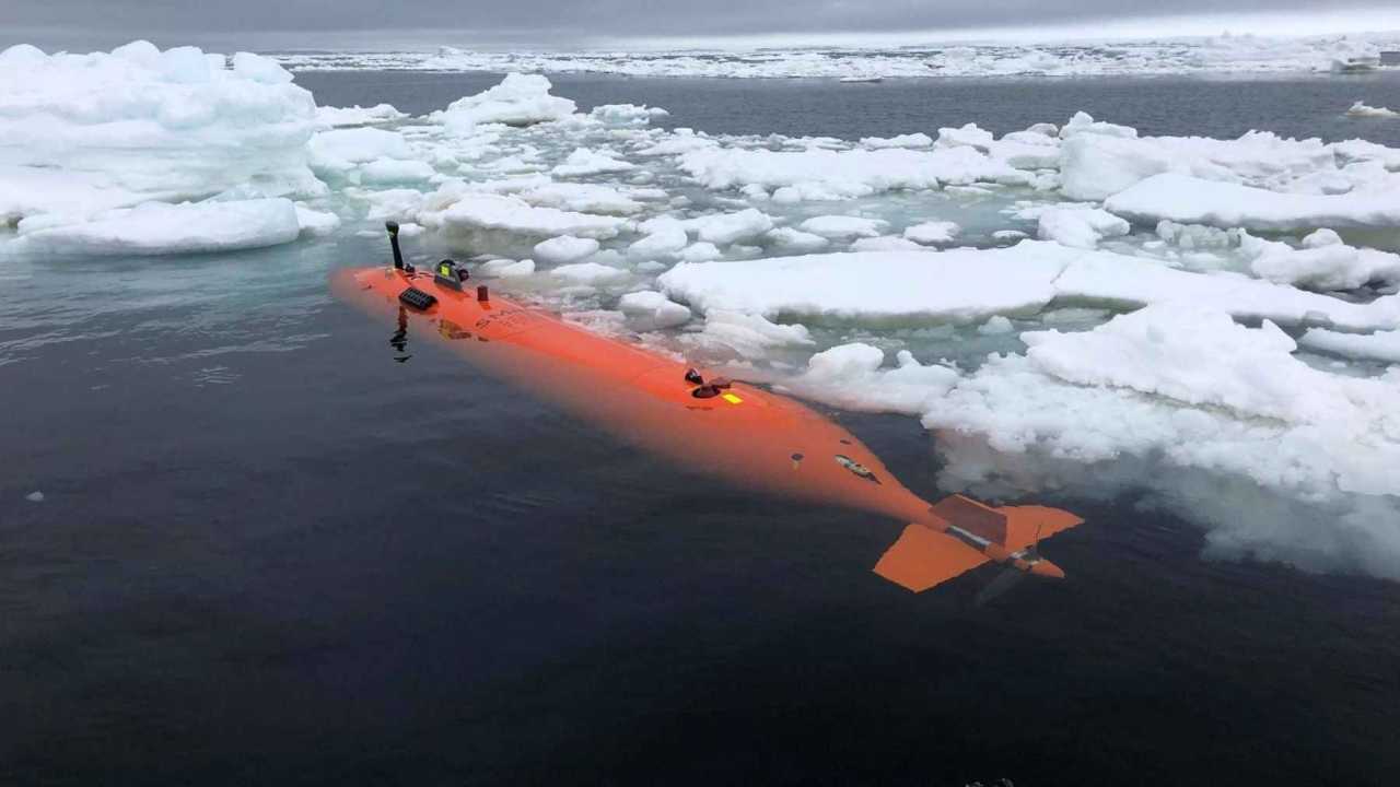Submarino revela paisagem oculta na Antártica e desaparece