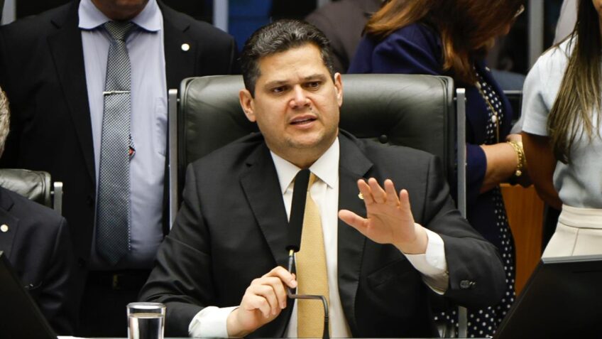 Alcolumbre nega US$ 30 milhões de fundador do Banco Master e reage
