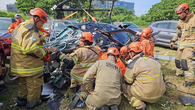 Colisão de helicópteros no Rio mata 6 e incendeia carros elétricos