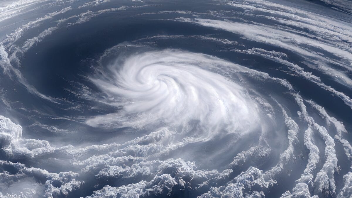 Novo ciclone extratropical acende alerta de temporais em SC