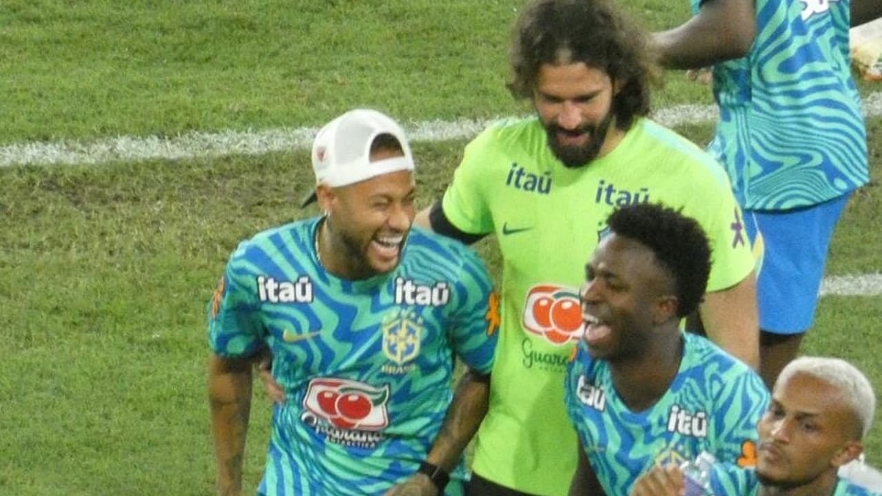 Lesionado, Neymar domina o Maracanã e segue central na Seleção