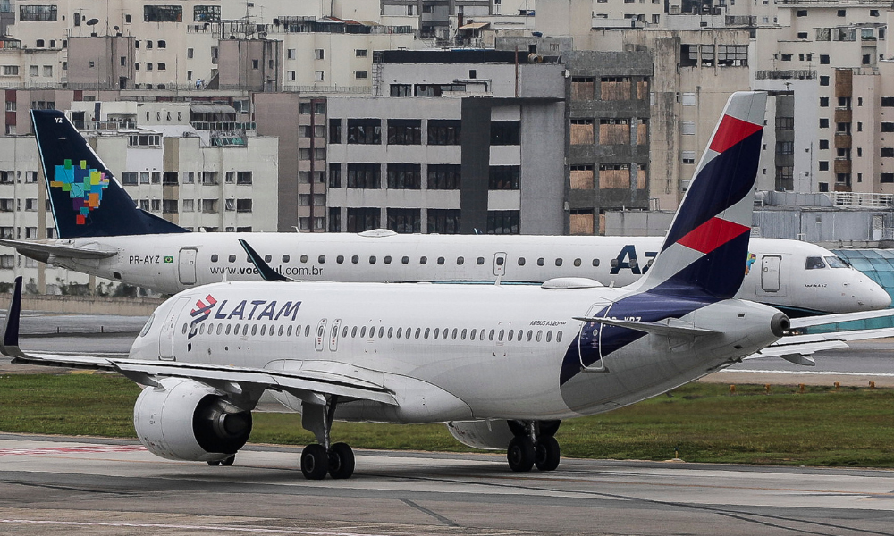 Passageira morre após cair de escada de avião em Congonhas
