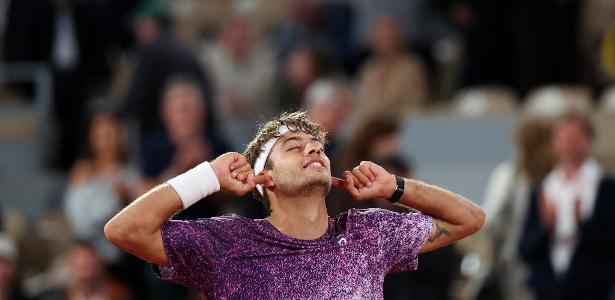 Cobolli vira sobre Aliassime e coloca a Itália na rota da final em Roland Garros