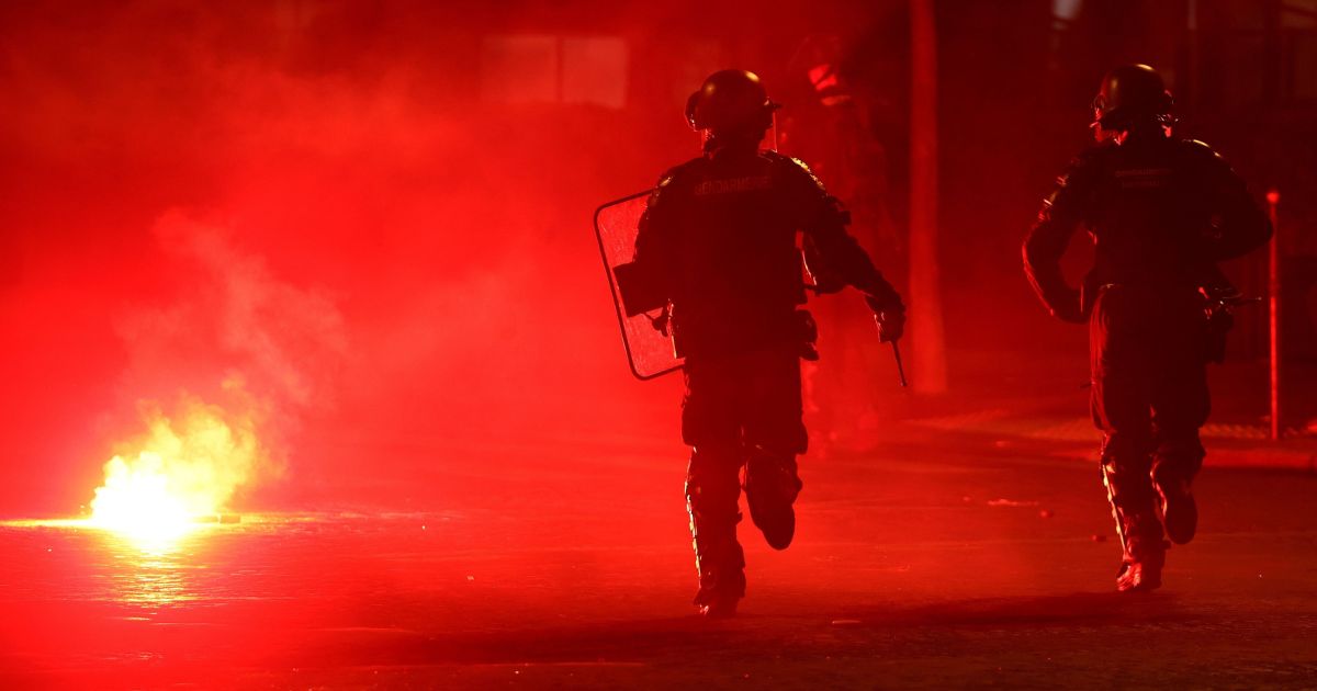 Violência em Paris ofusca bi do PSG na Champions League