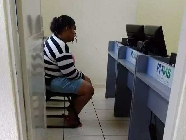 Mulher de 37 anos é presa após viver 14 meses como falsa adolescente em SC