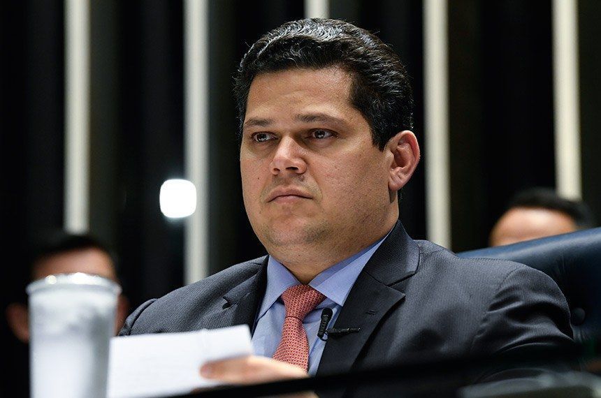 Senado aprova pautas bilionárias e adia decisão sobre fim da jornada 6×1