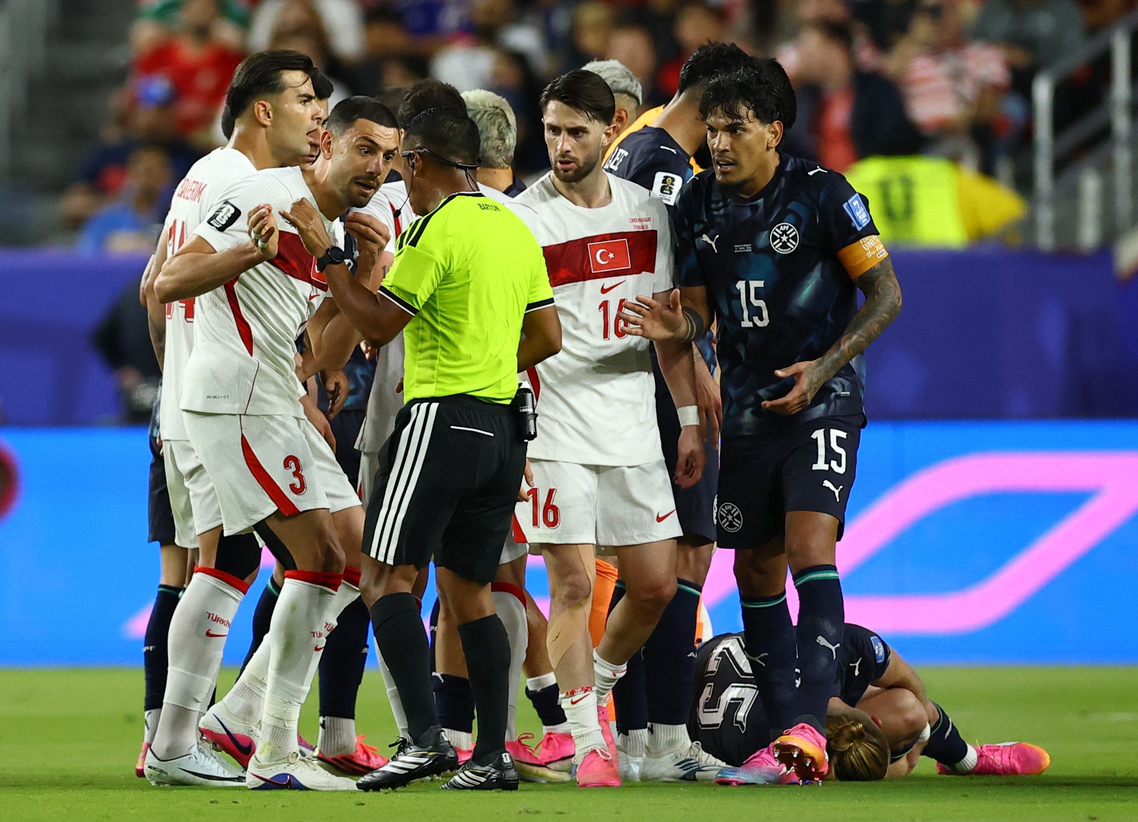 Paraguai vence Turquia, gol relâmpago e expulsão polêmica