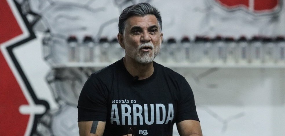 Ex-zagueiro Ricardo Rocha é preso por dívida de pensão no Rio