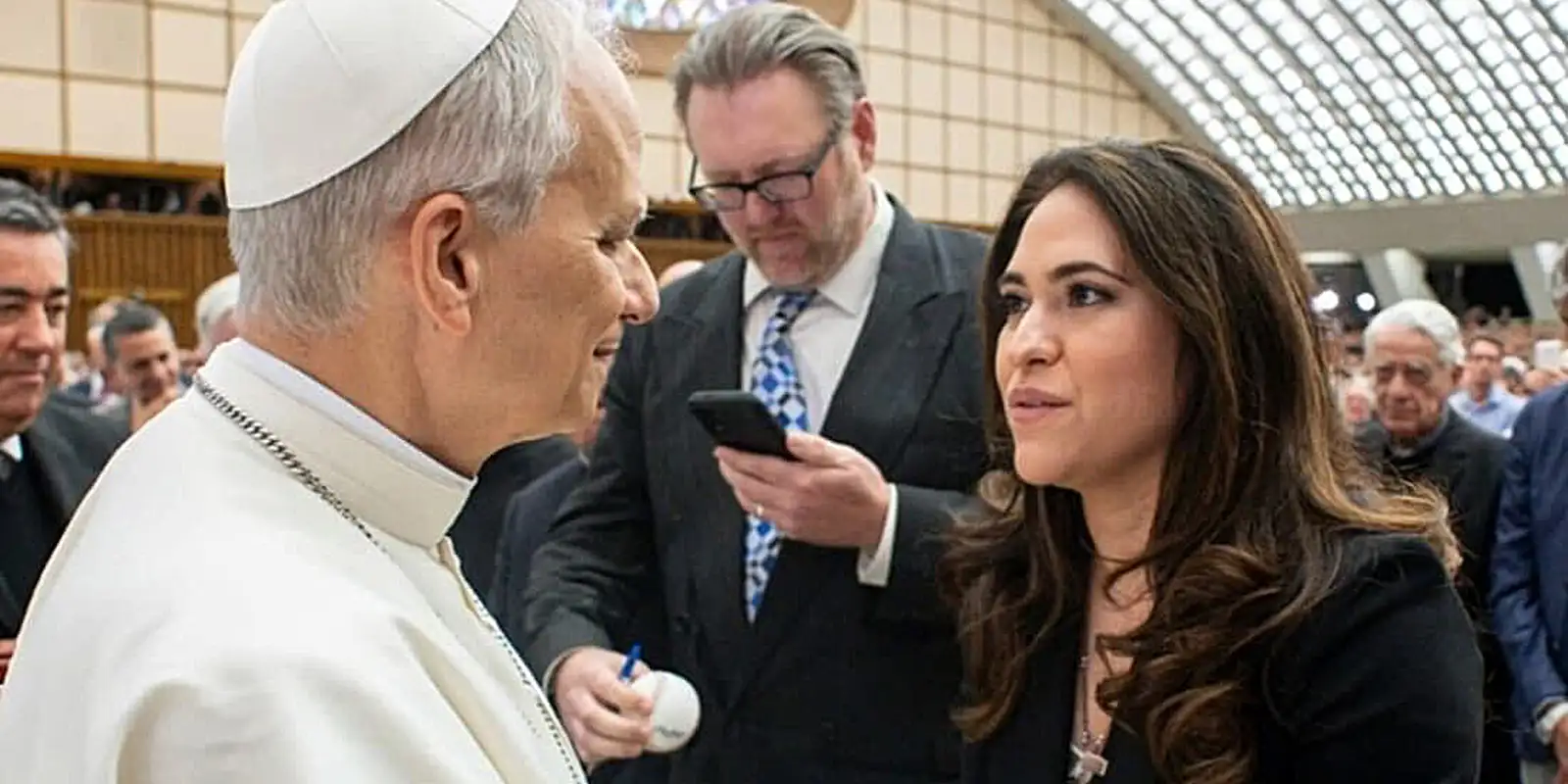 Papa Leão XIV nomeia mexicana para comando das comunicações do Vaticano