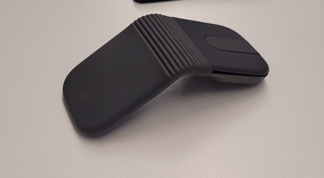 Logitech lança Mobi Fold, mouse dobrável e ultraleve sem botão de energia