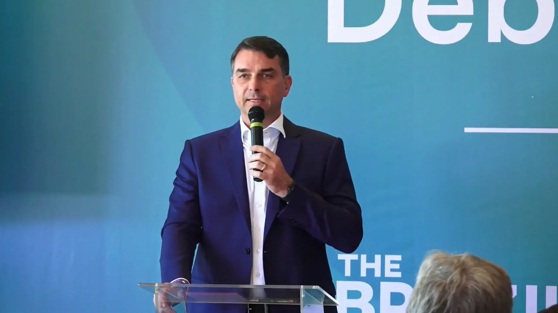 Flávio Bolsonaro espalha dúvida sobre urnas e acende alerta no TSE
