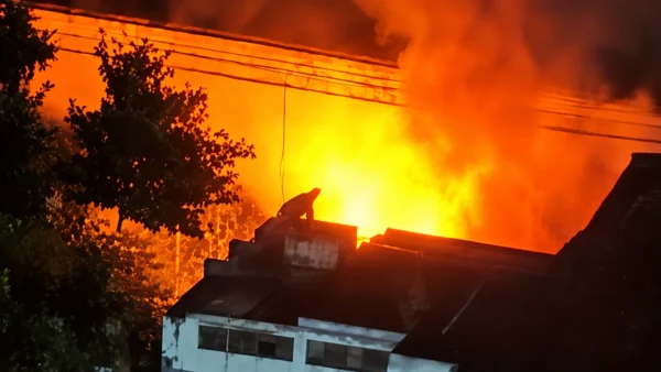 VIDEO: Incêndio atinge depósito no Morumbi e mobiliza cinco viaturas dos Bombeiros em SP