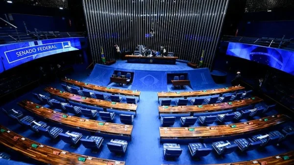 Senado espera decisão de Flávio Bolsonaro sobre mandato após ida aos EUA
