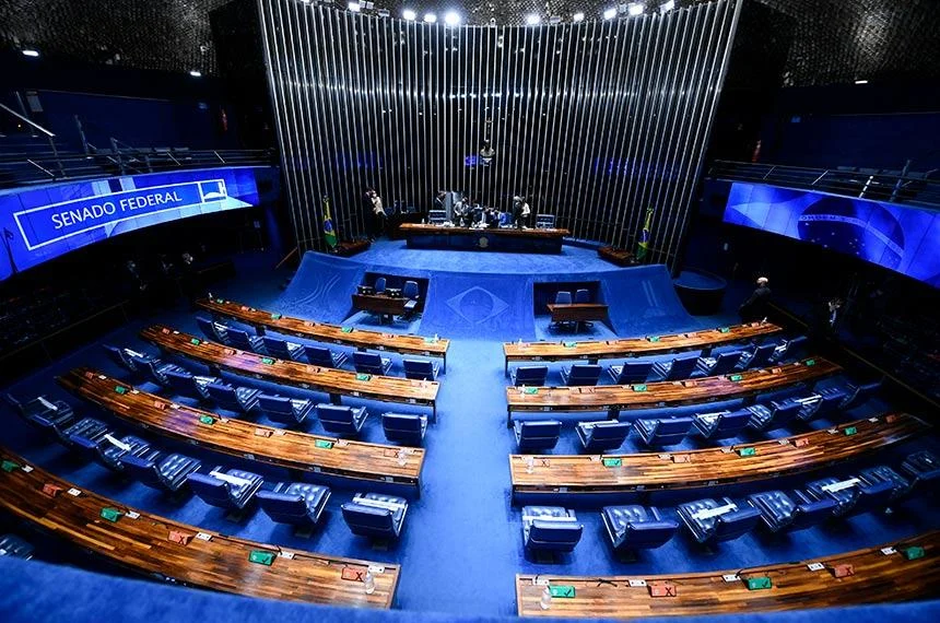 Senado espera decisão de Flávio Bolsonaro sobre mandato após ida aos EUA